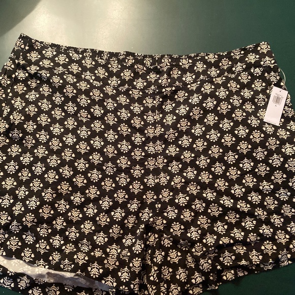 Old Navy Shorts - XL NWT - Picture 1 of 2